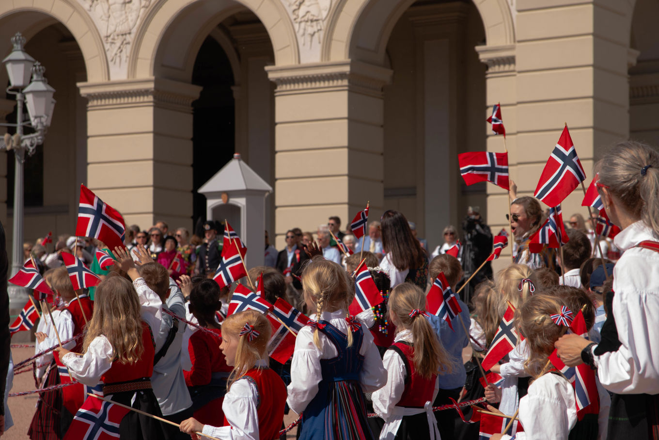 En gruppe mennesker i klær