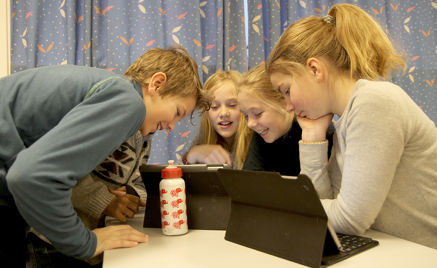 Elever arbeider på nettbrett