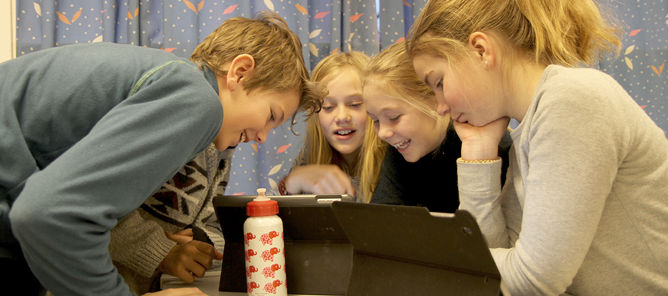 Elever arbeider på nettbrett
