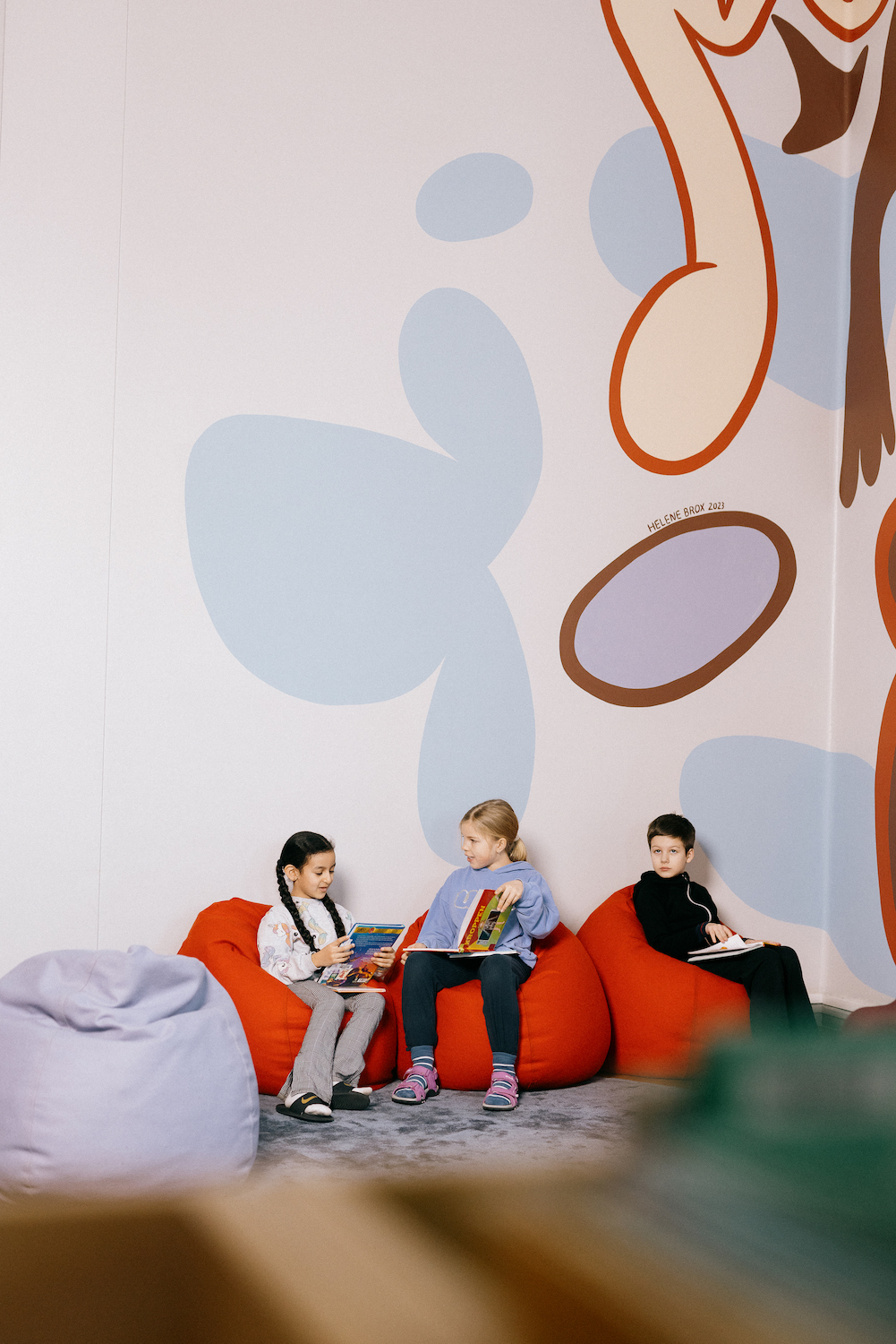 en gruppe mennesker som sitter på en sofa