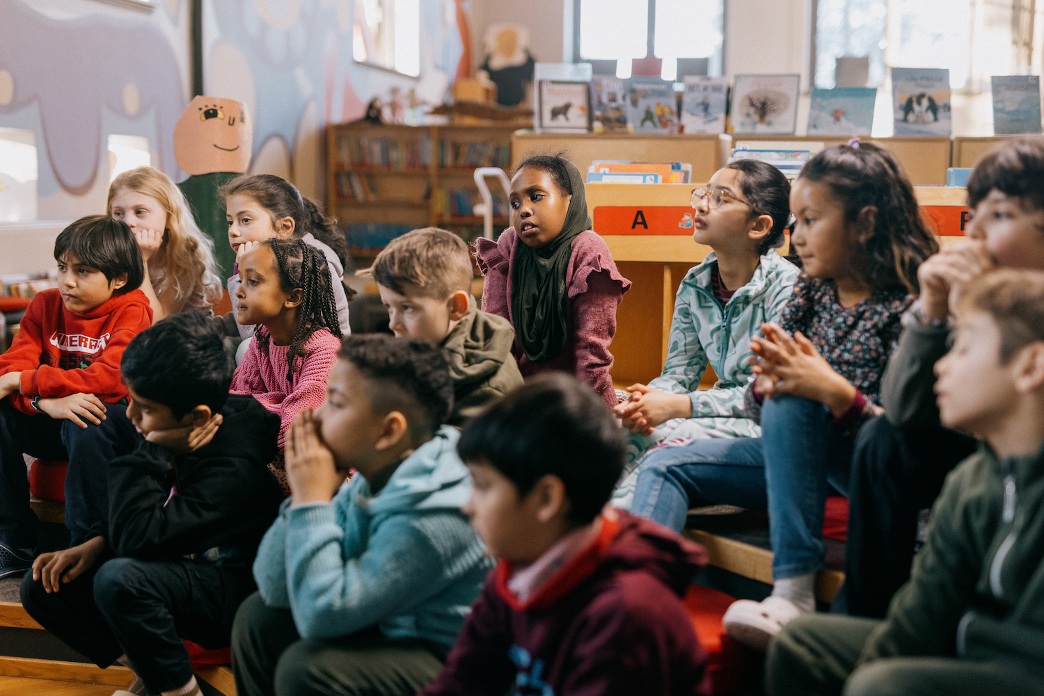 en gruppe barn som sitter i et klasserom