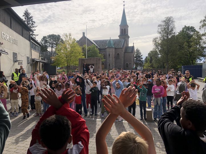 En gruppe mennesker i en gate