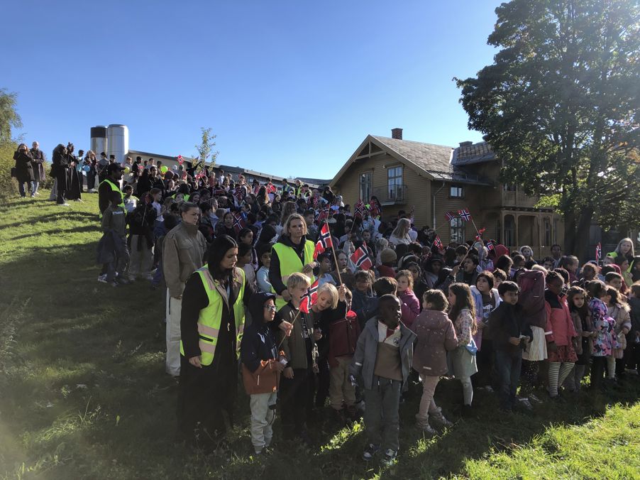 en gruppe mennesker som står utenfor