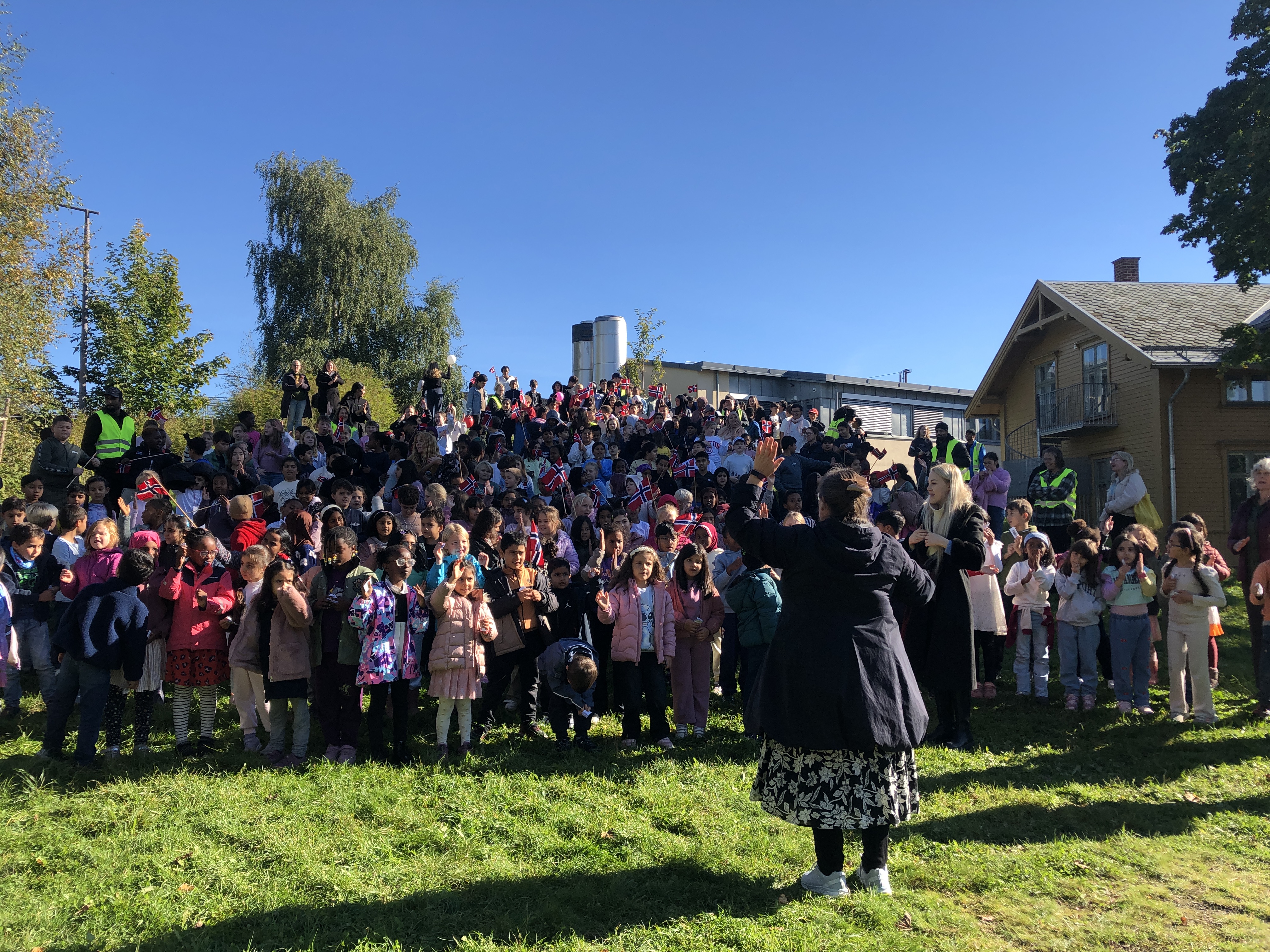 en person som står foran en stor gruppe mennesker