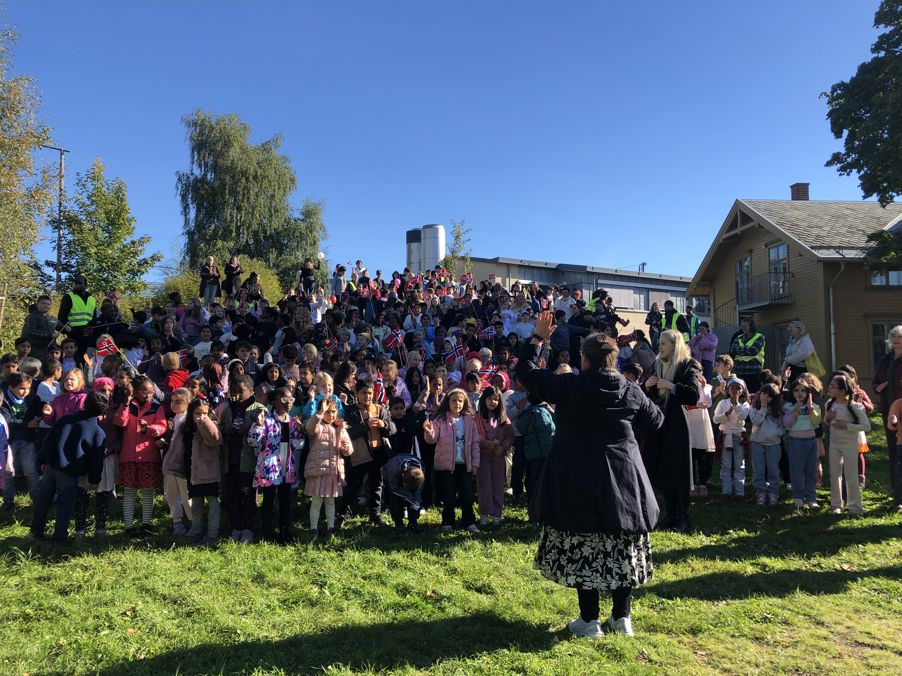 en person som står foran en stor gruppe mennesker