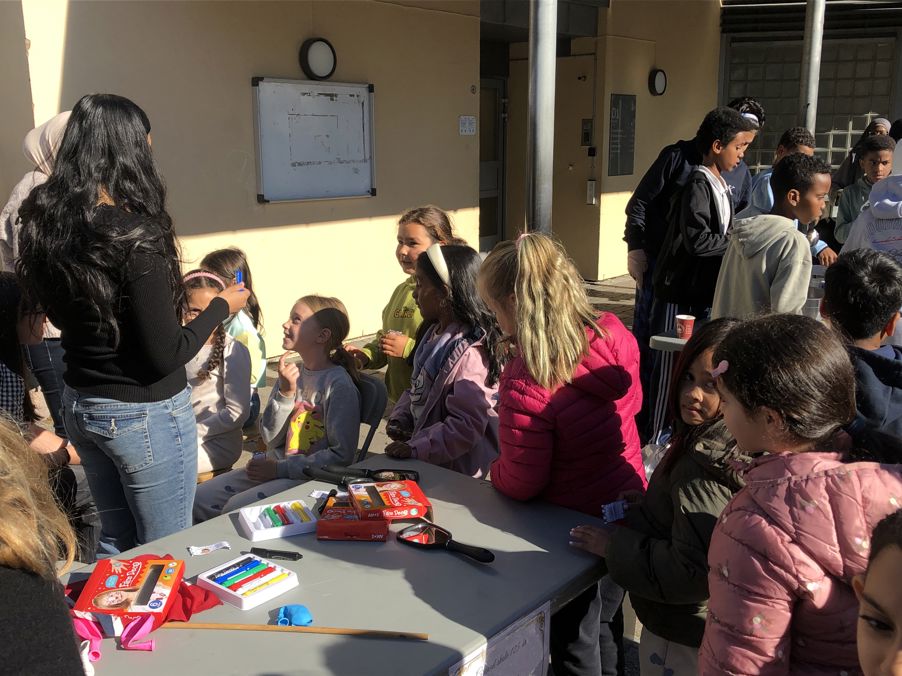 en gruppe mennesker som sitter rundt et bord