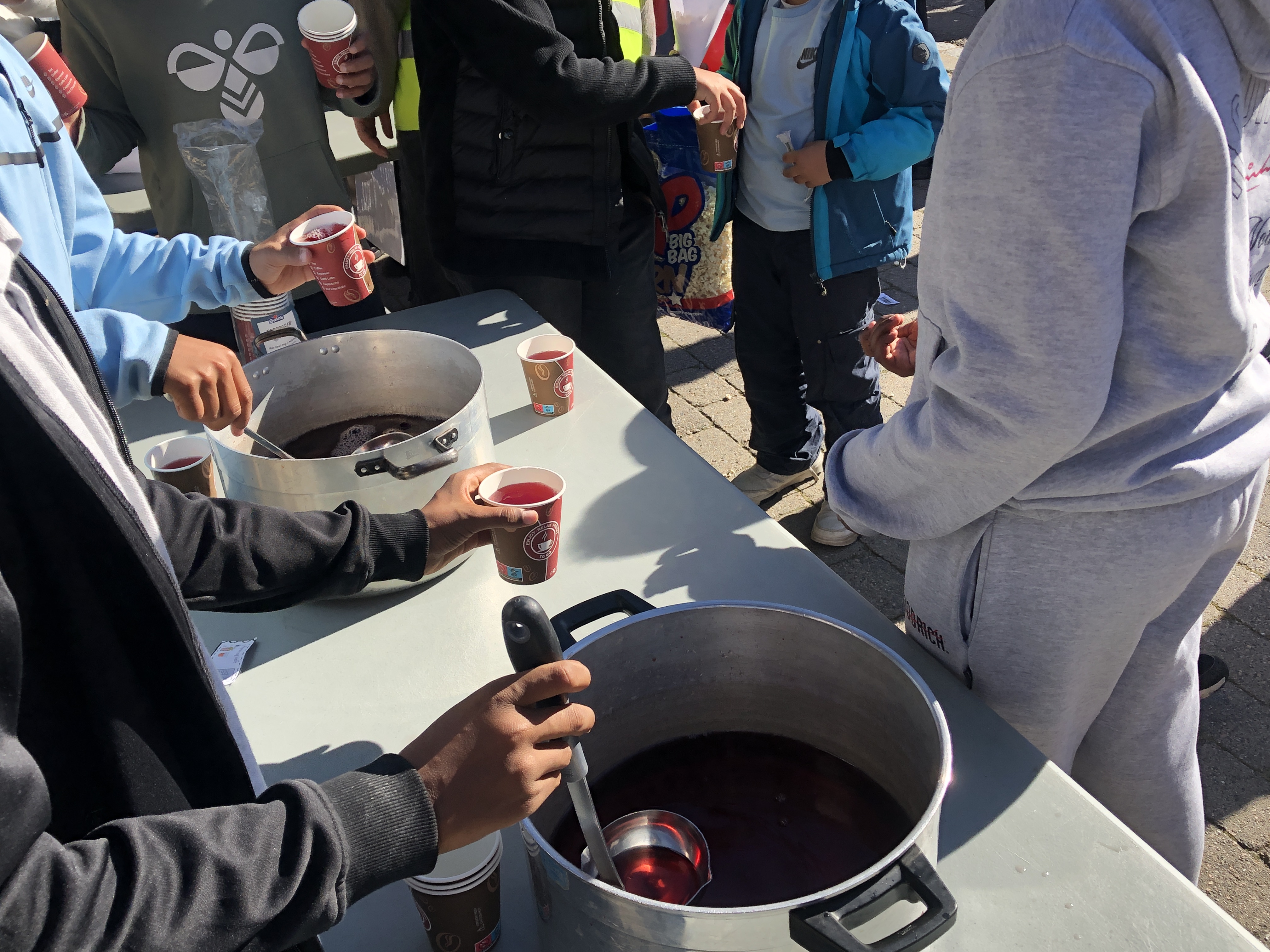 en person som heller væske i en gryte