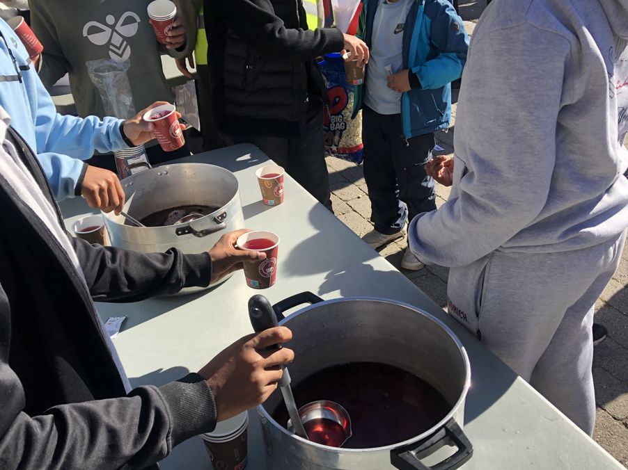 en person som heller væske i en gryte