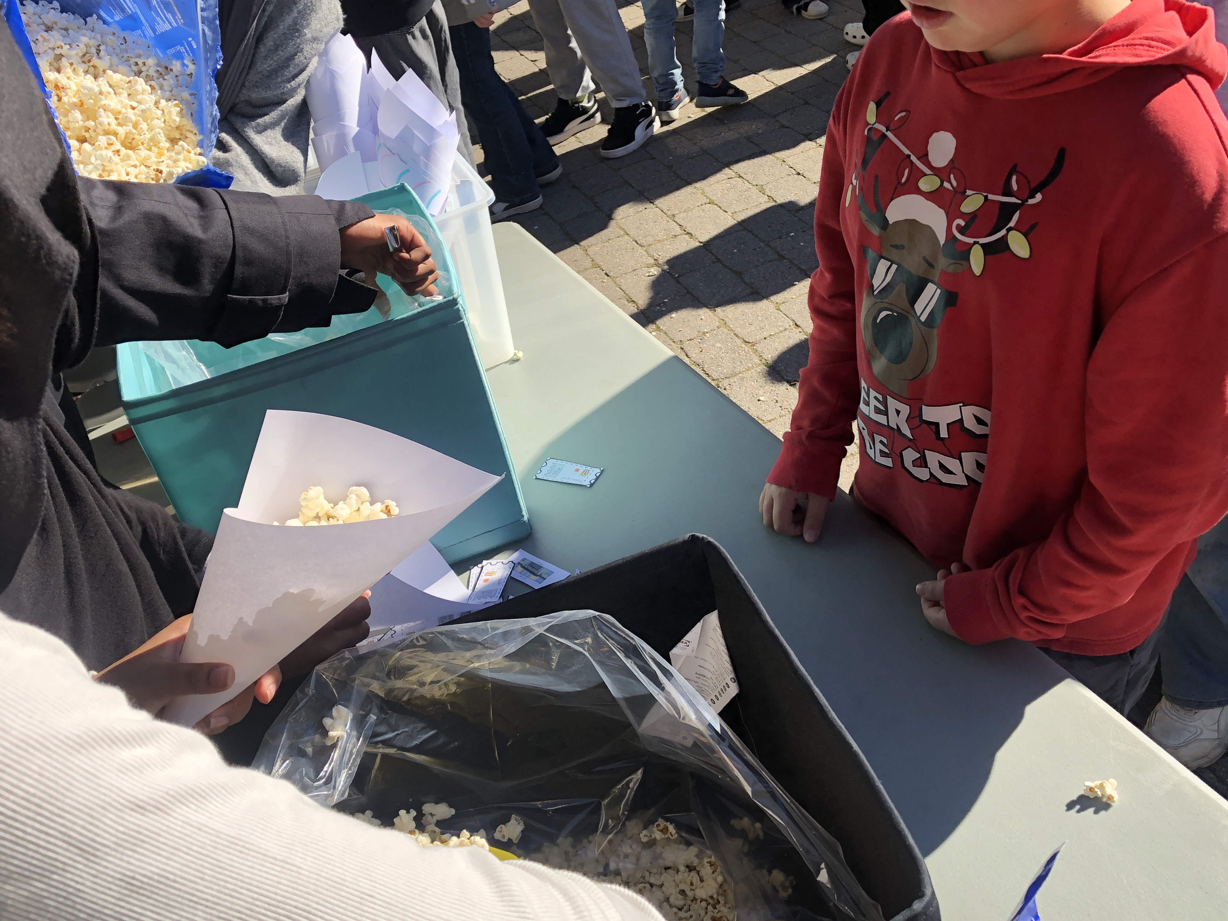 en person som holder en boks med mat