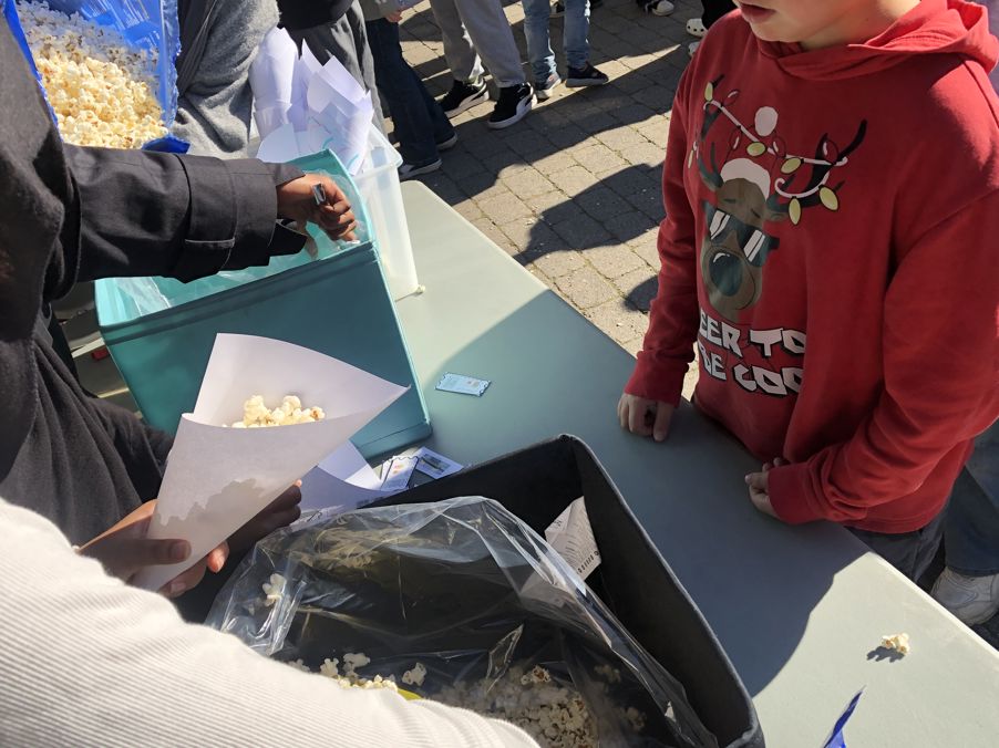 en person som holder en boks med mat