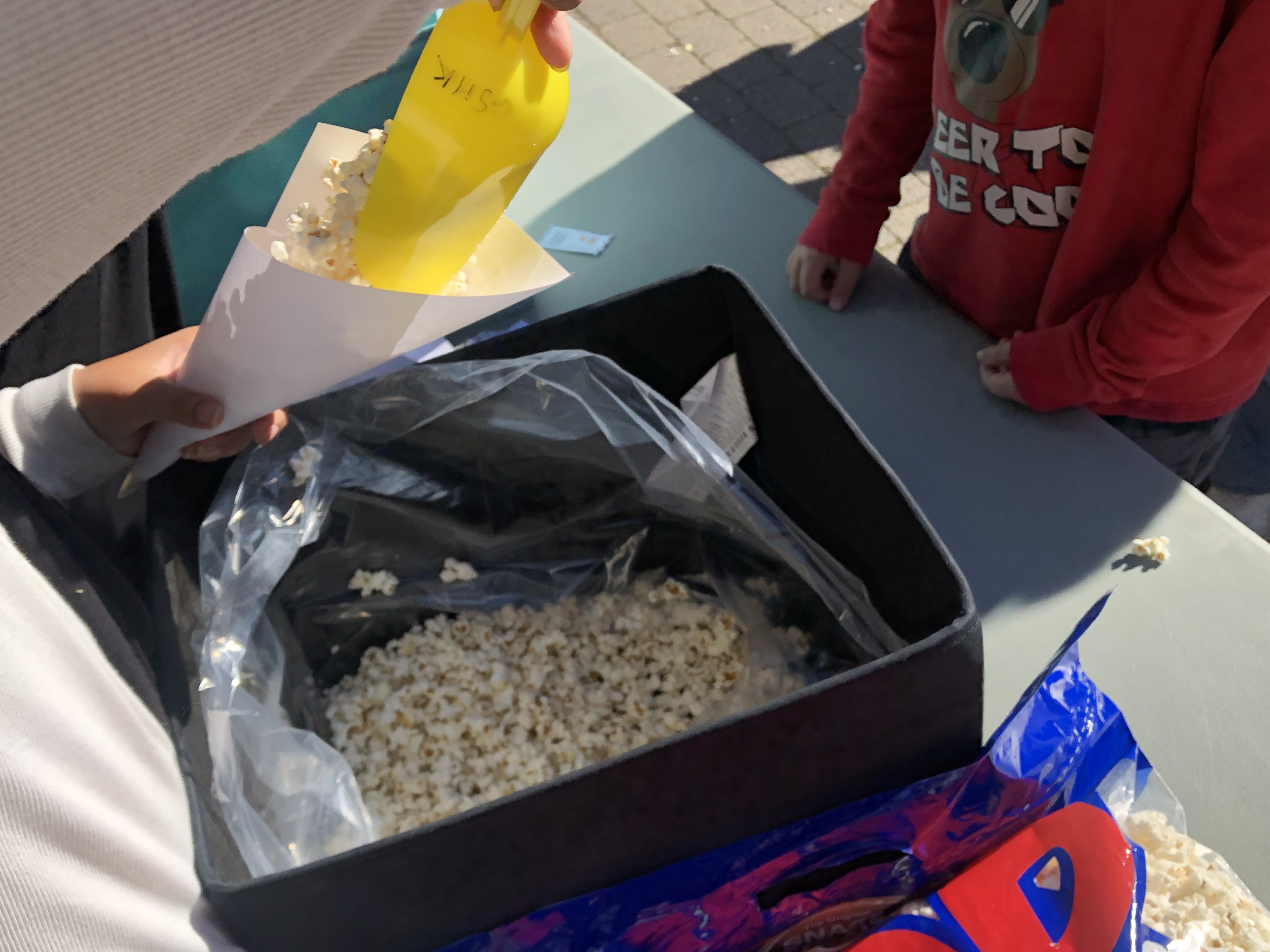 en person som holder en beholder med mat