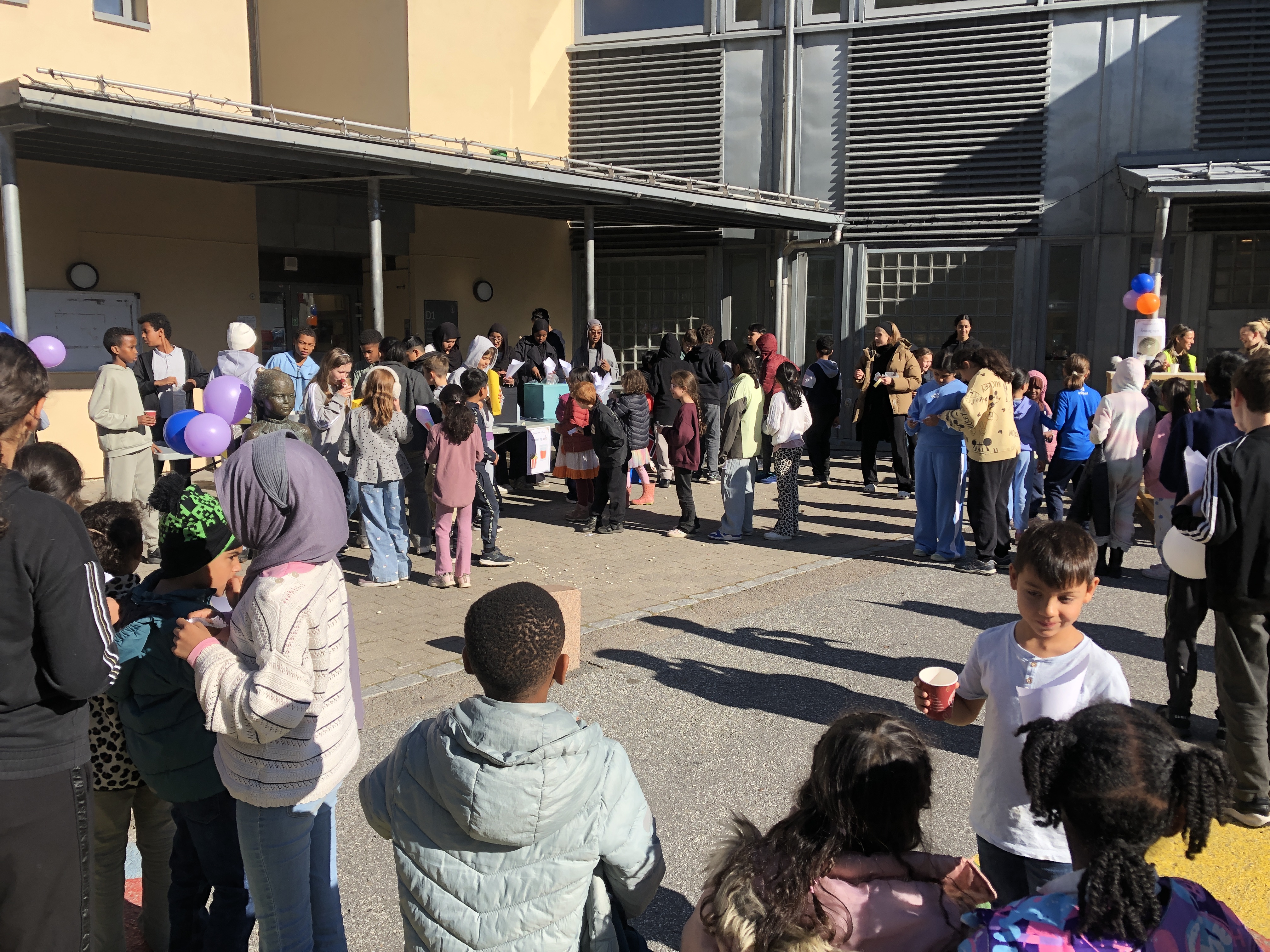 en gruppe mennesker som står utenfor