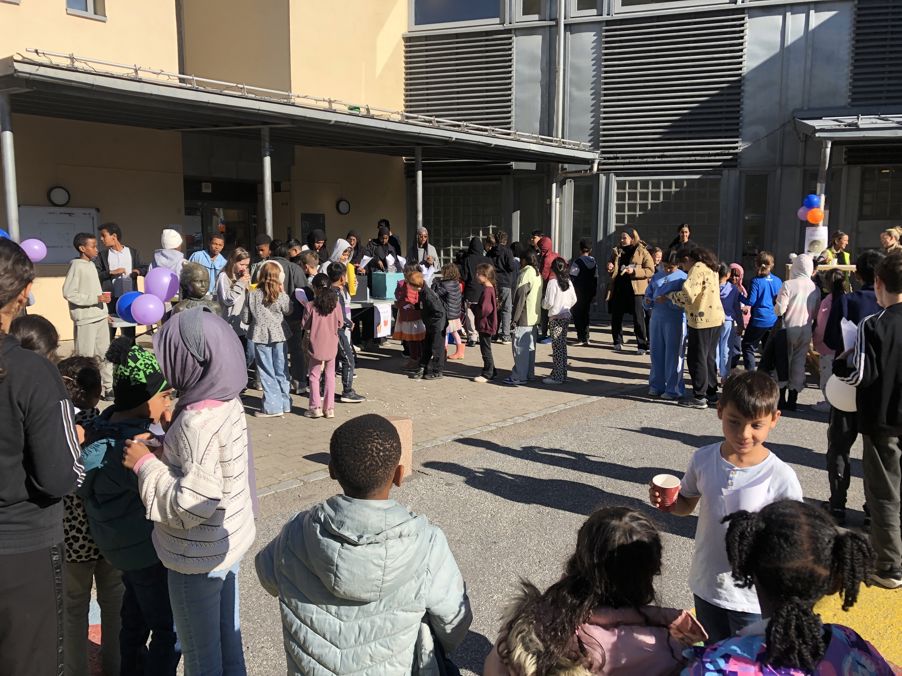 en gruppe mennesker som står utenfor