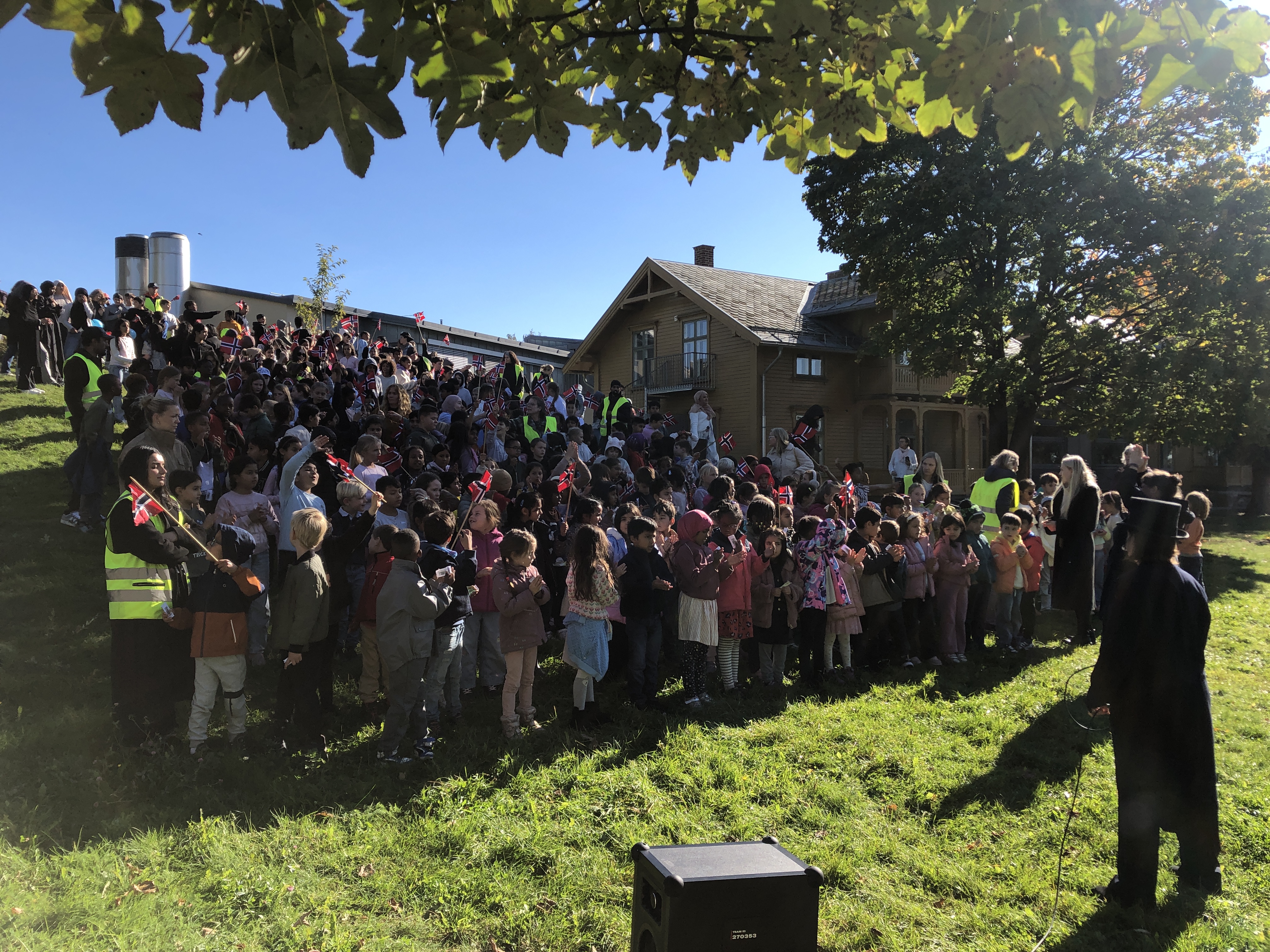 En stor gruppe mennesker samlet seg utenfor