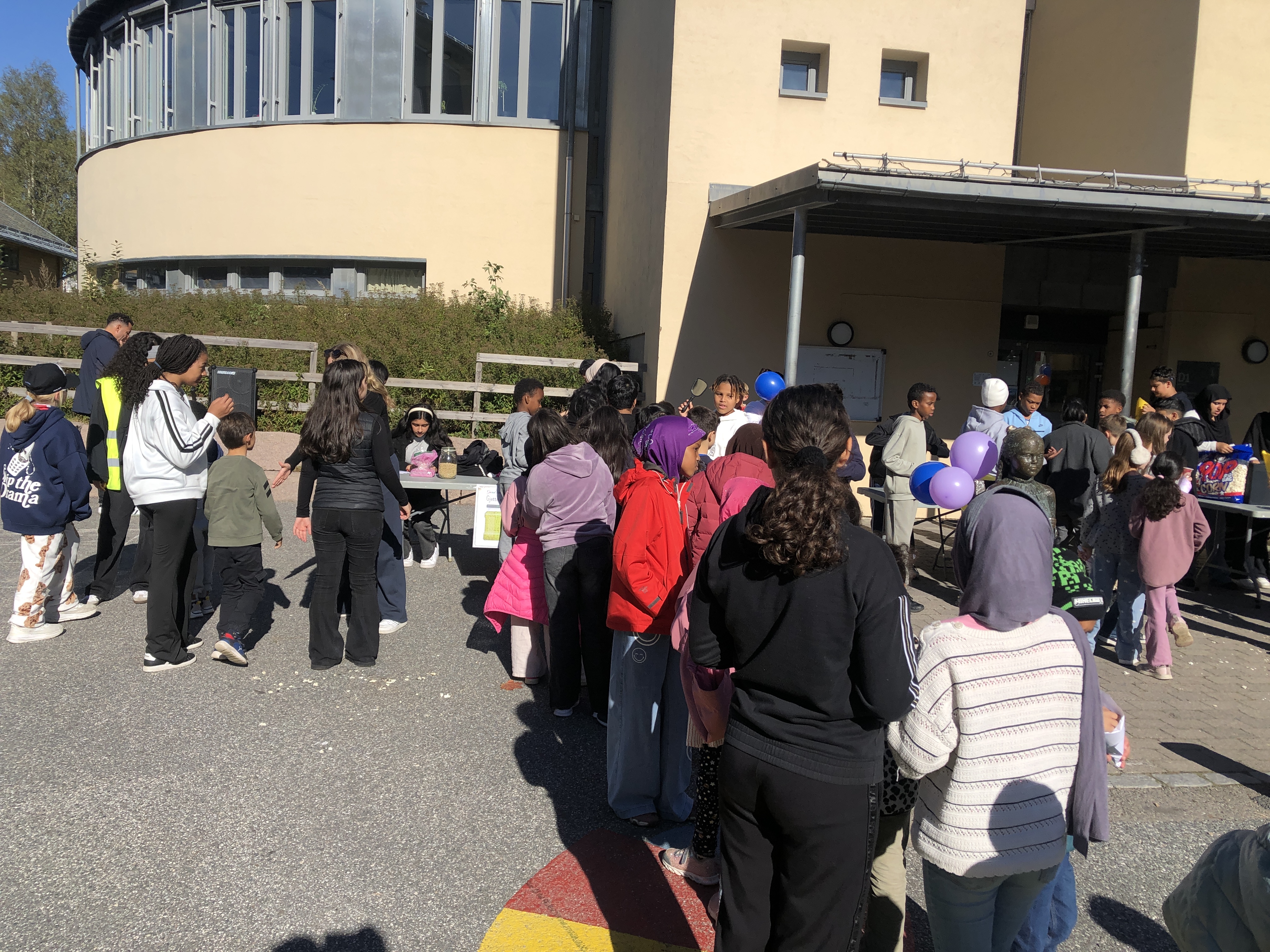 en gruppe mennesker utenfor