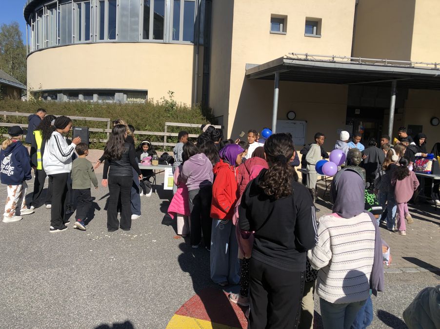 en gruppe mennesker utenfor