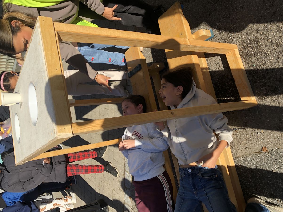 en gruppe mennesker som ligger på en trebenk