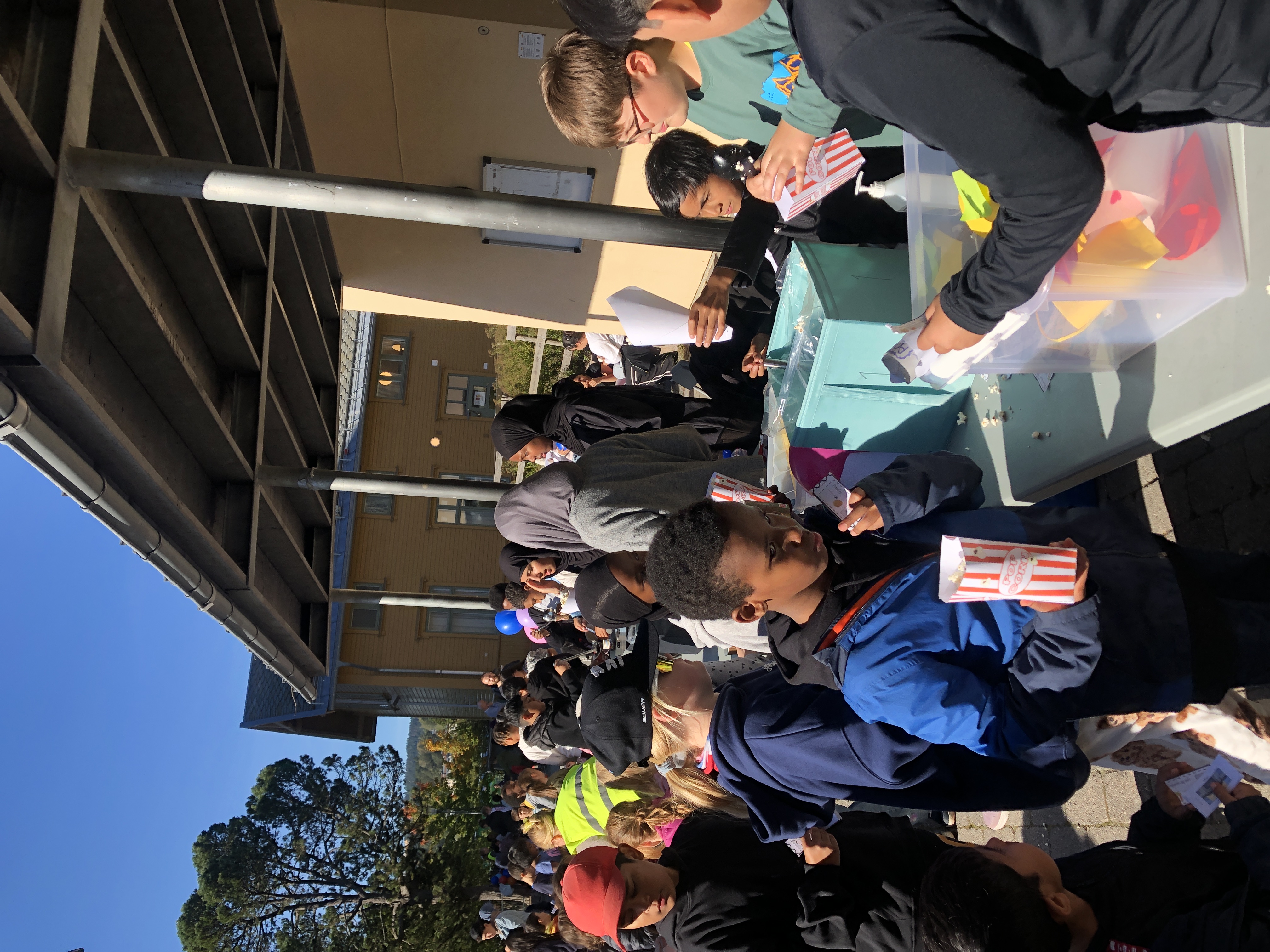 en gruppe mennesker ved et bord