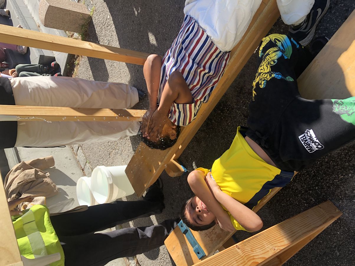 en person som ligger på tregulv