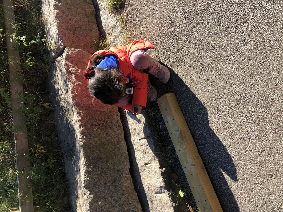 en person som står på et fortau