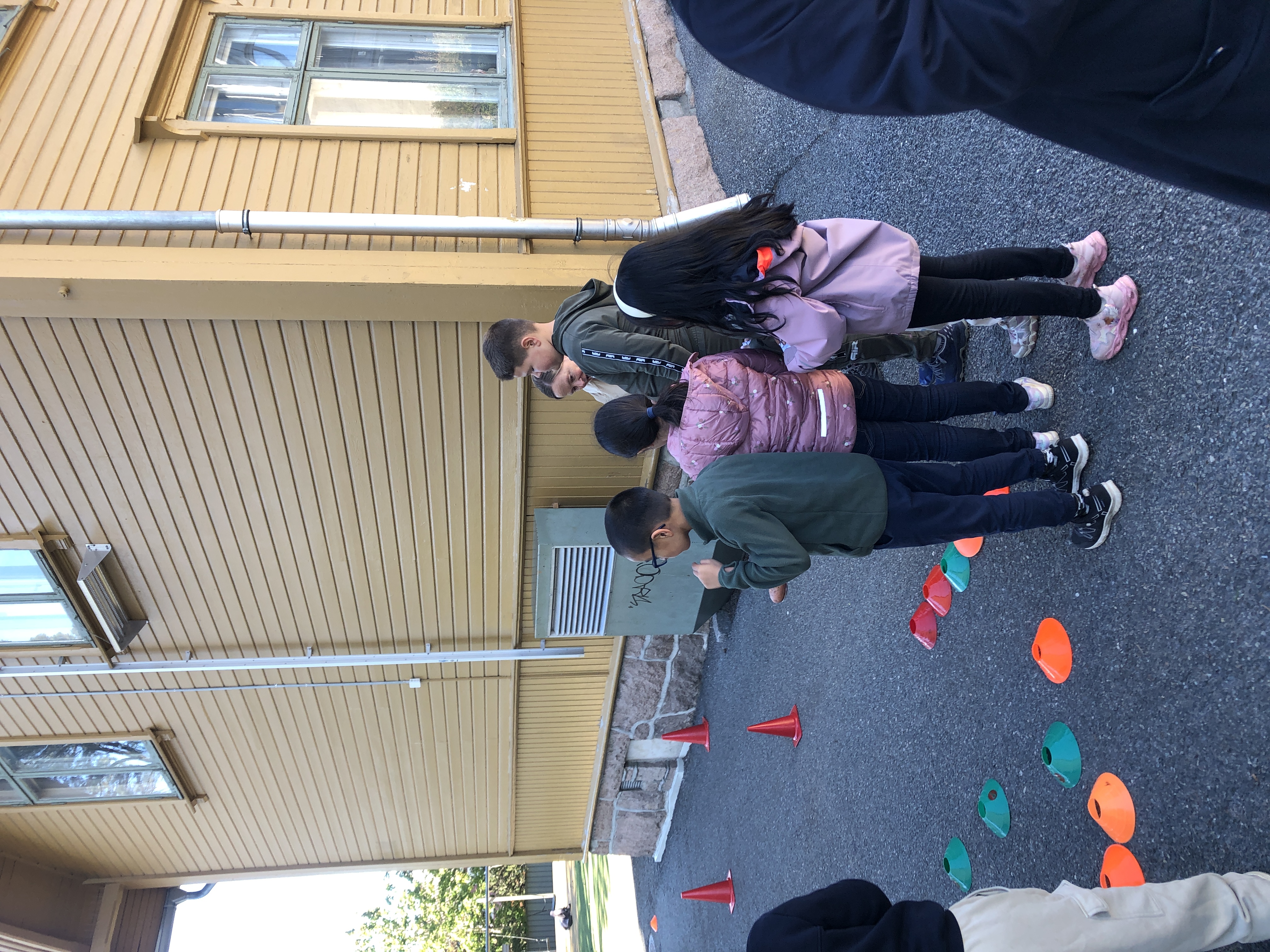 en gruppe mennesker som står utenfor et hus