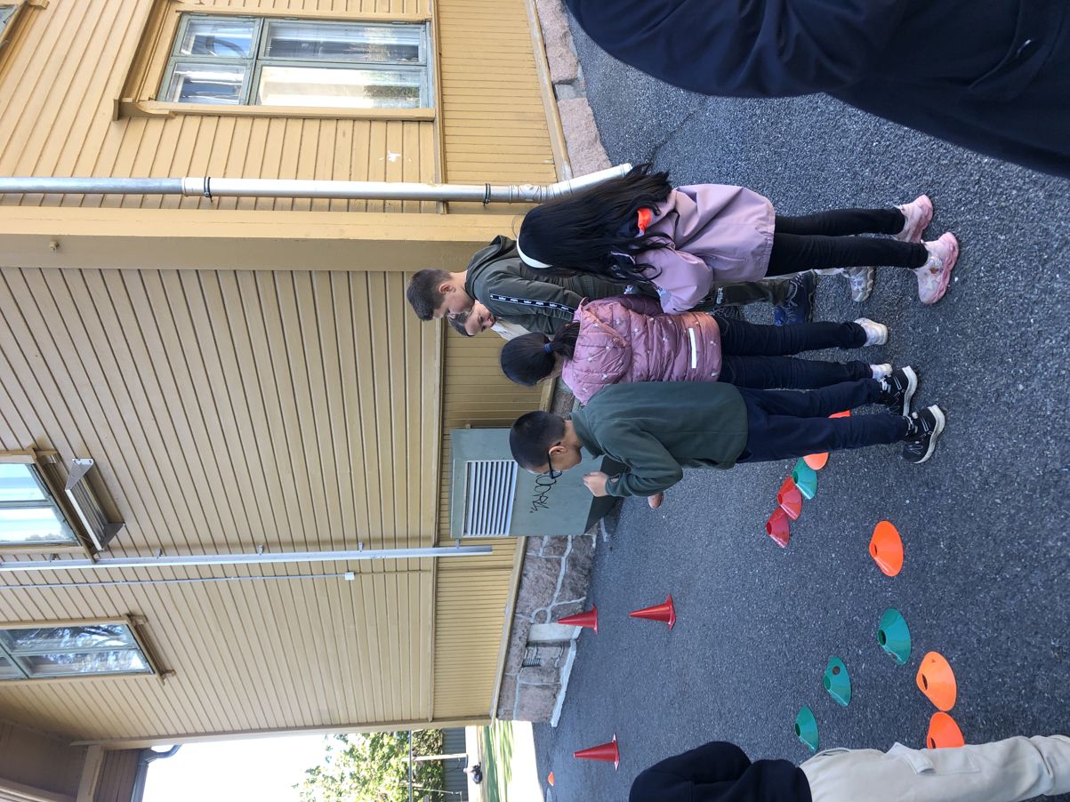 en gruppe mennesker som står utenfor et hus