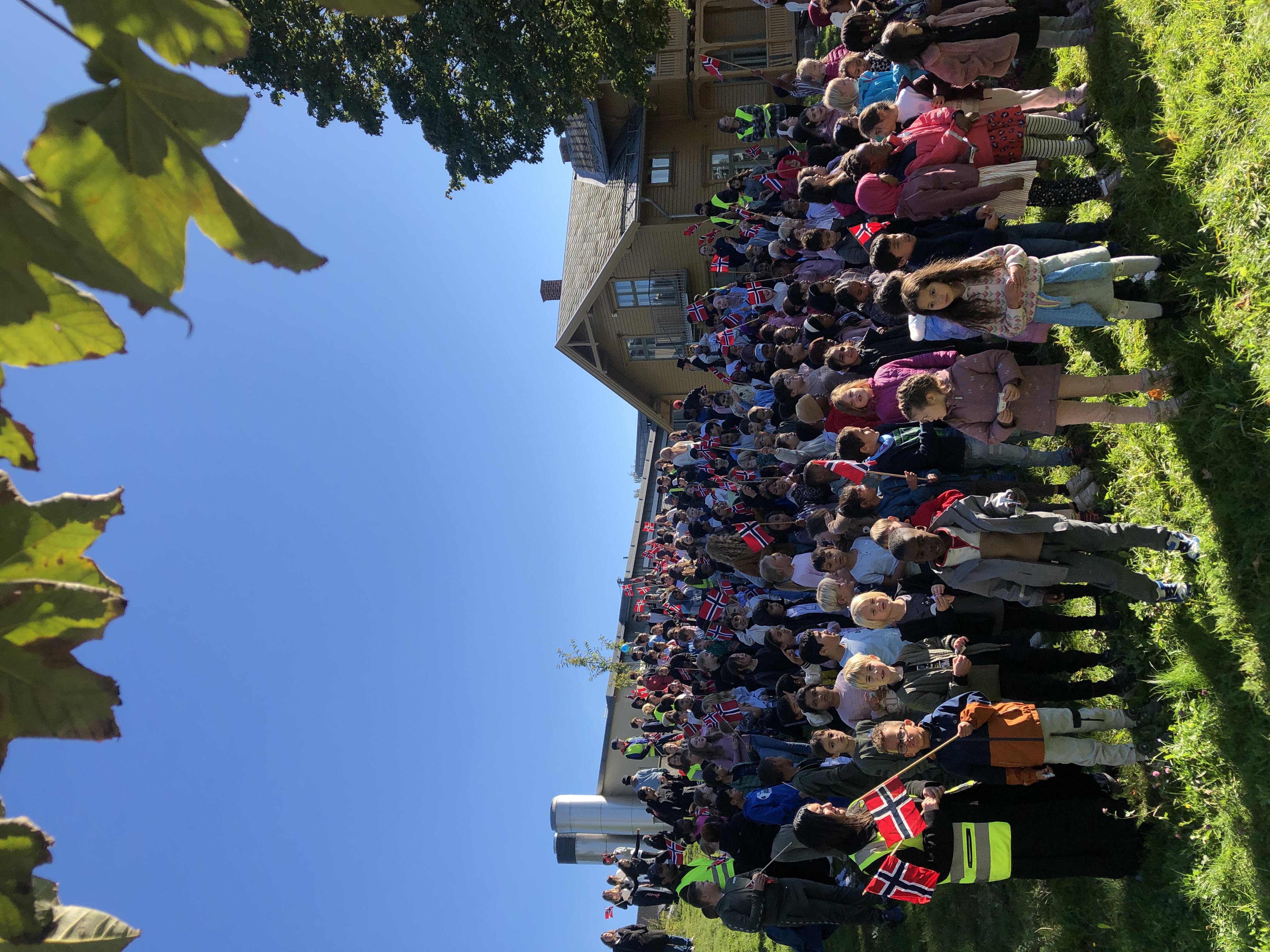 en stor gruppe mennesker som poserer for et bilde