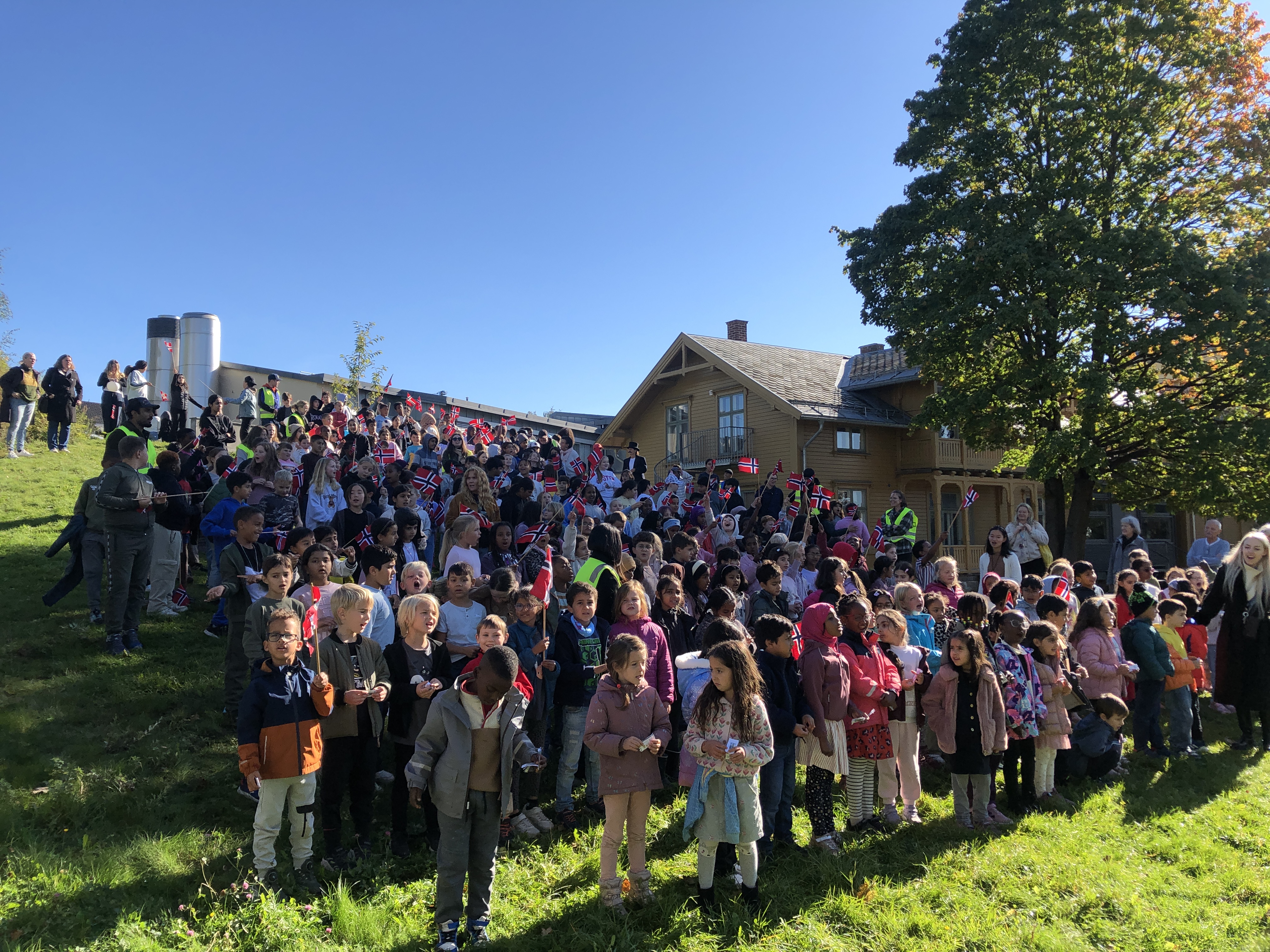 en stor gruppe mennesker som står utenfor