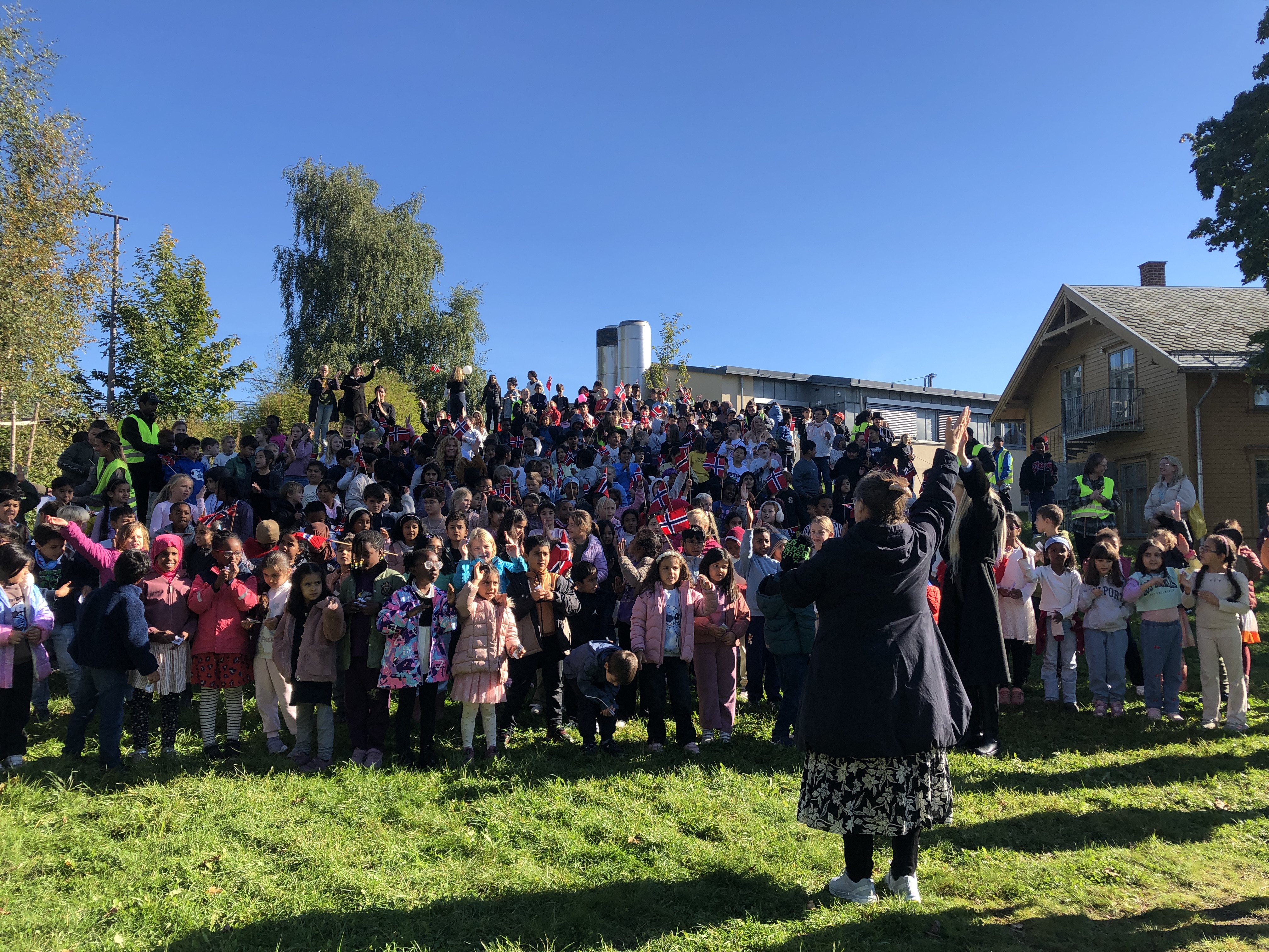 en person i en tutu som danser foran en stor gruppe mennesker