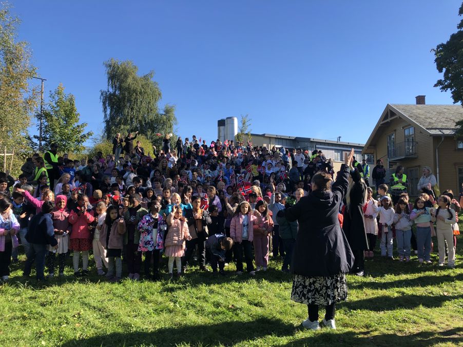 en person i en tutu som danser foran en stor gruppe mennesker