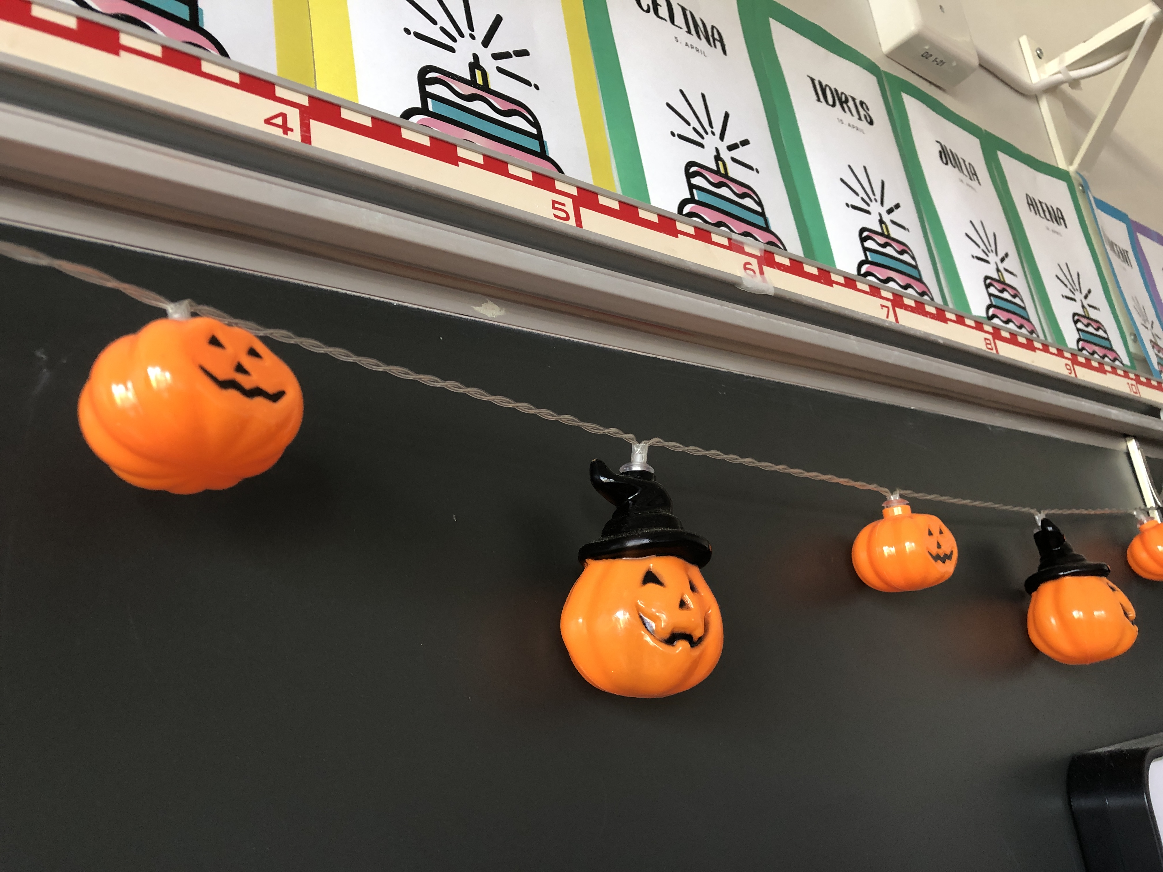 En gruppe utskårne gresskar