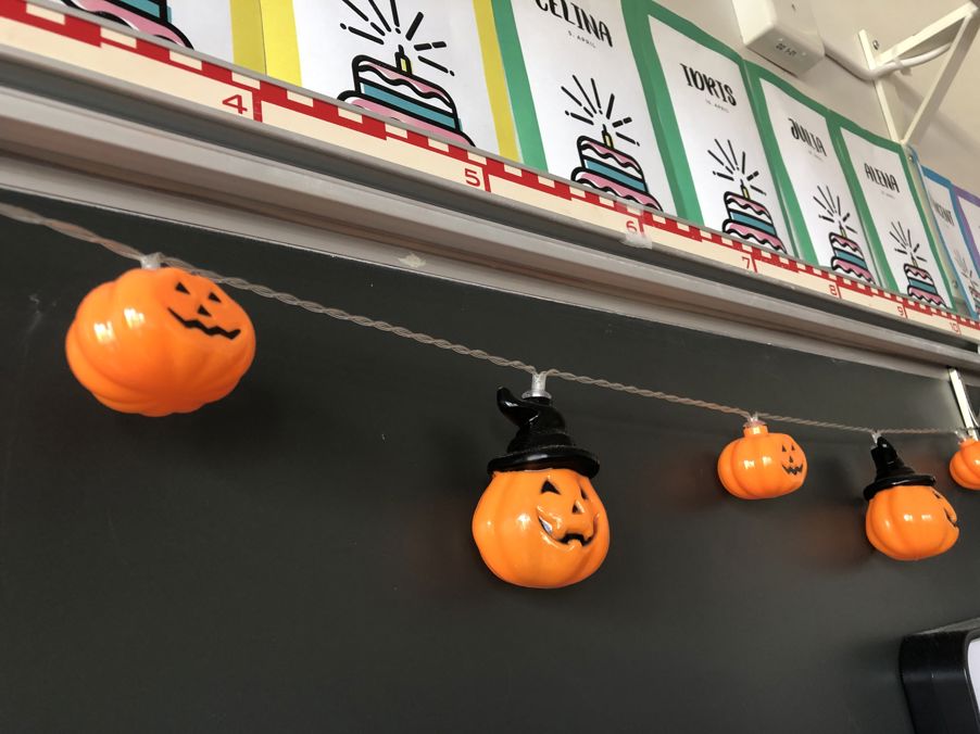 En gruppe utskårne gresskar