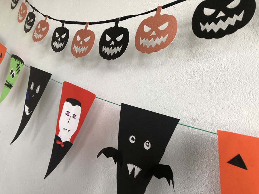 En gruppe objekter på en vegg