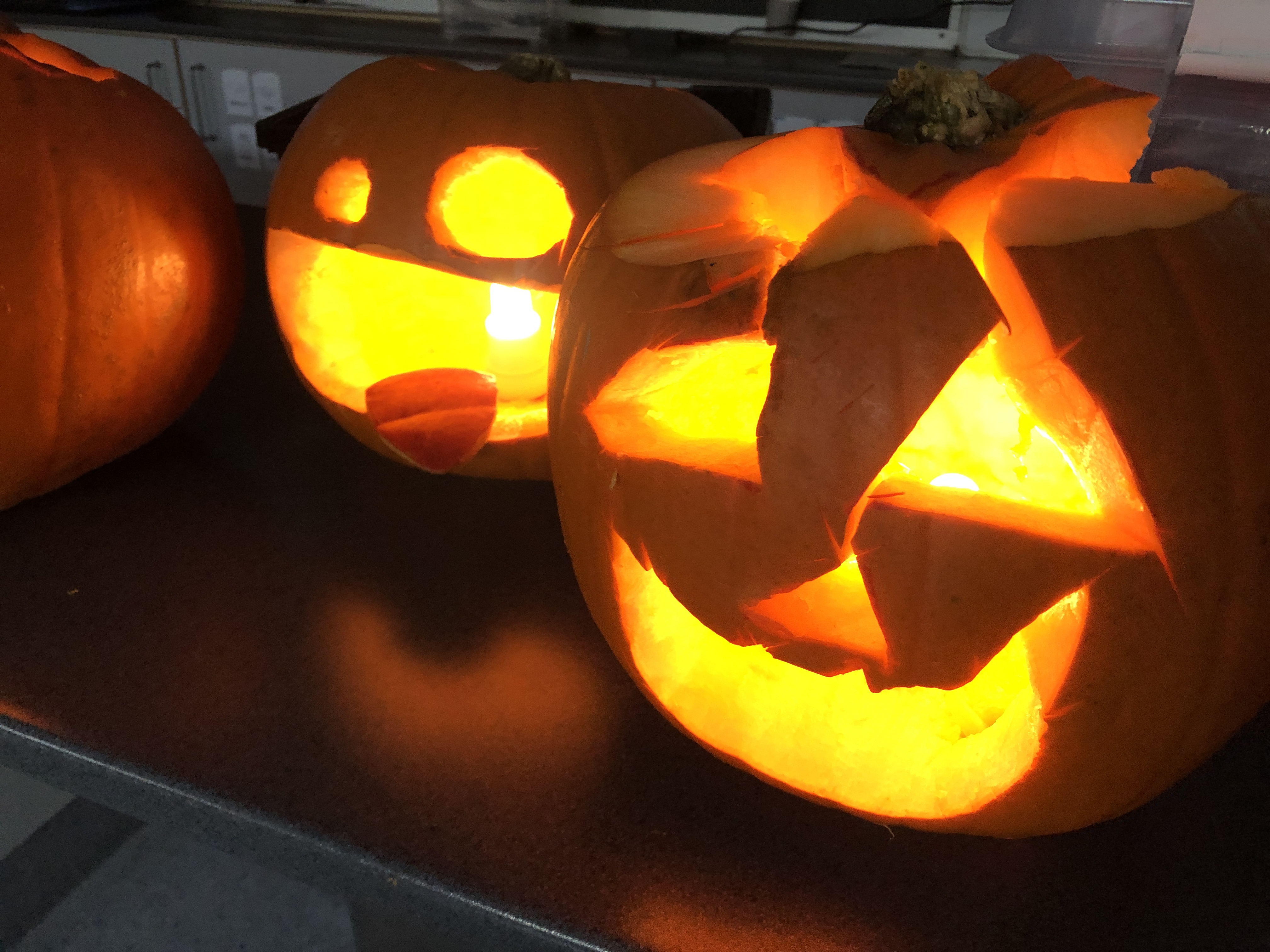 et utskåret gresskar på et bord