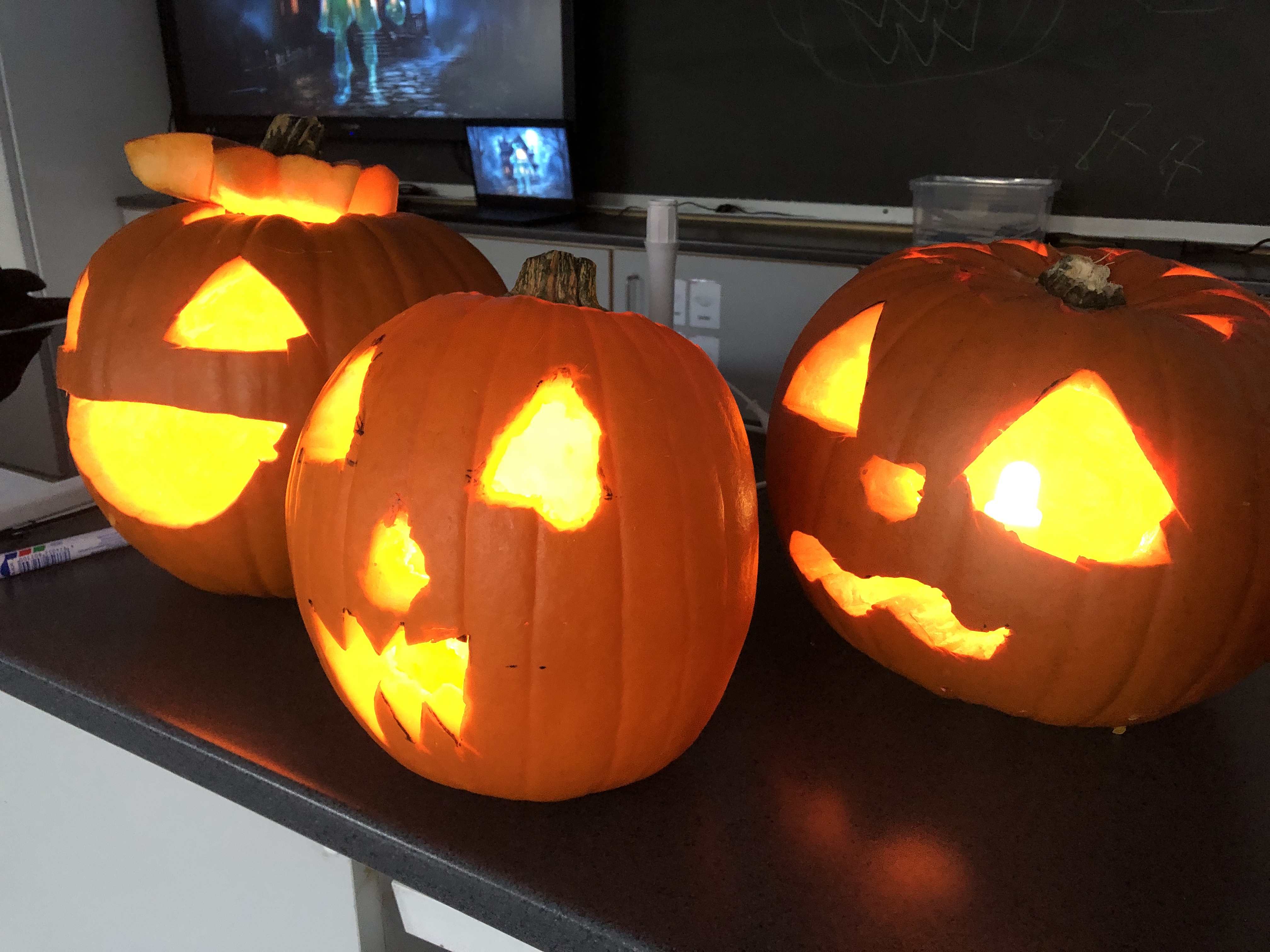 et par utskårne gresskar