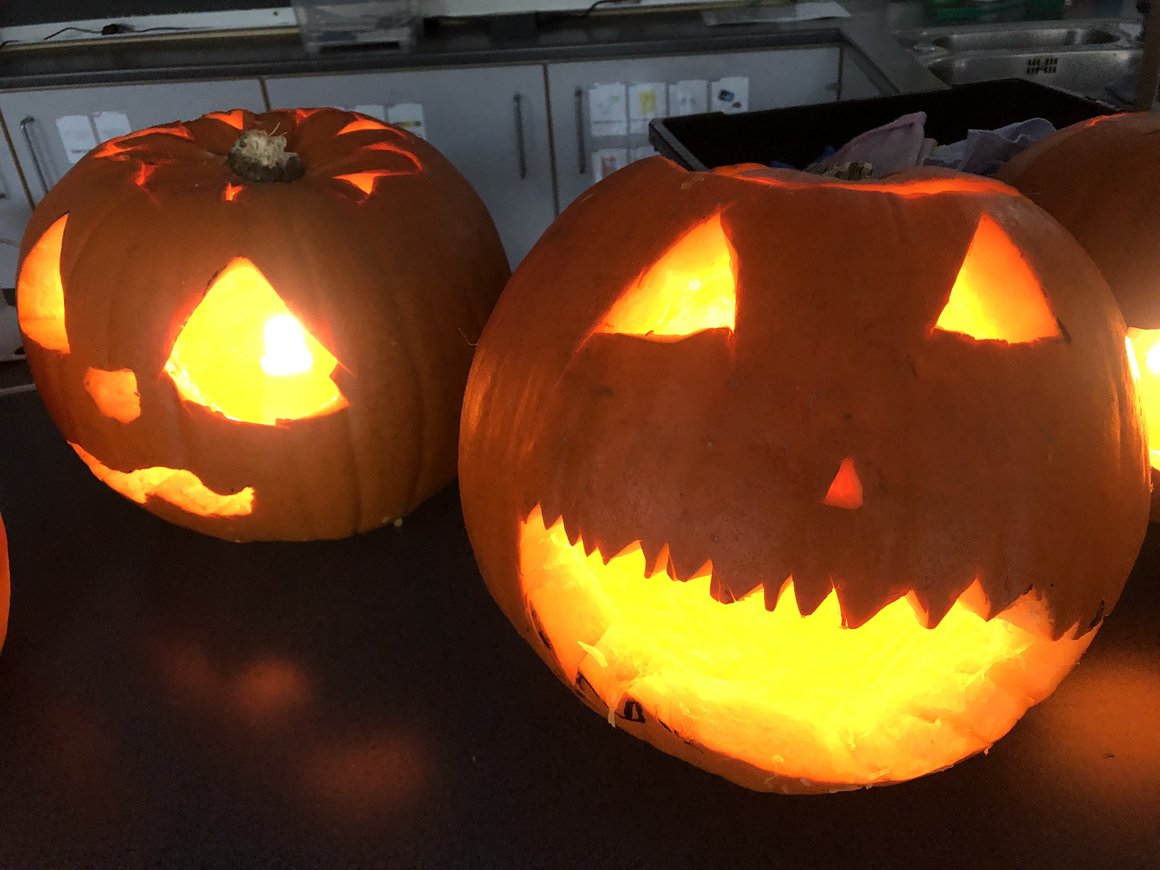 To utskårne gresskar med ansikter