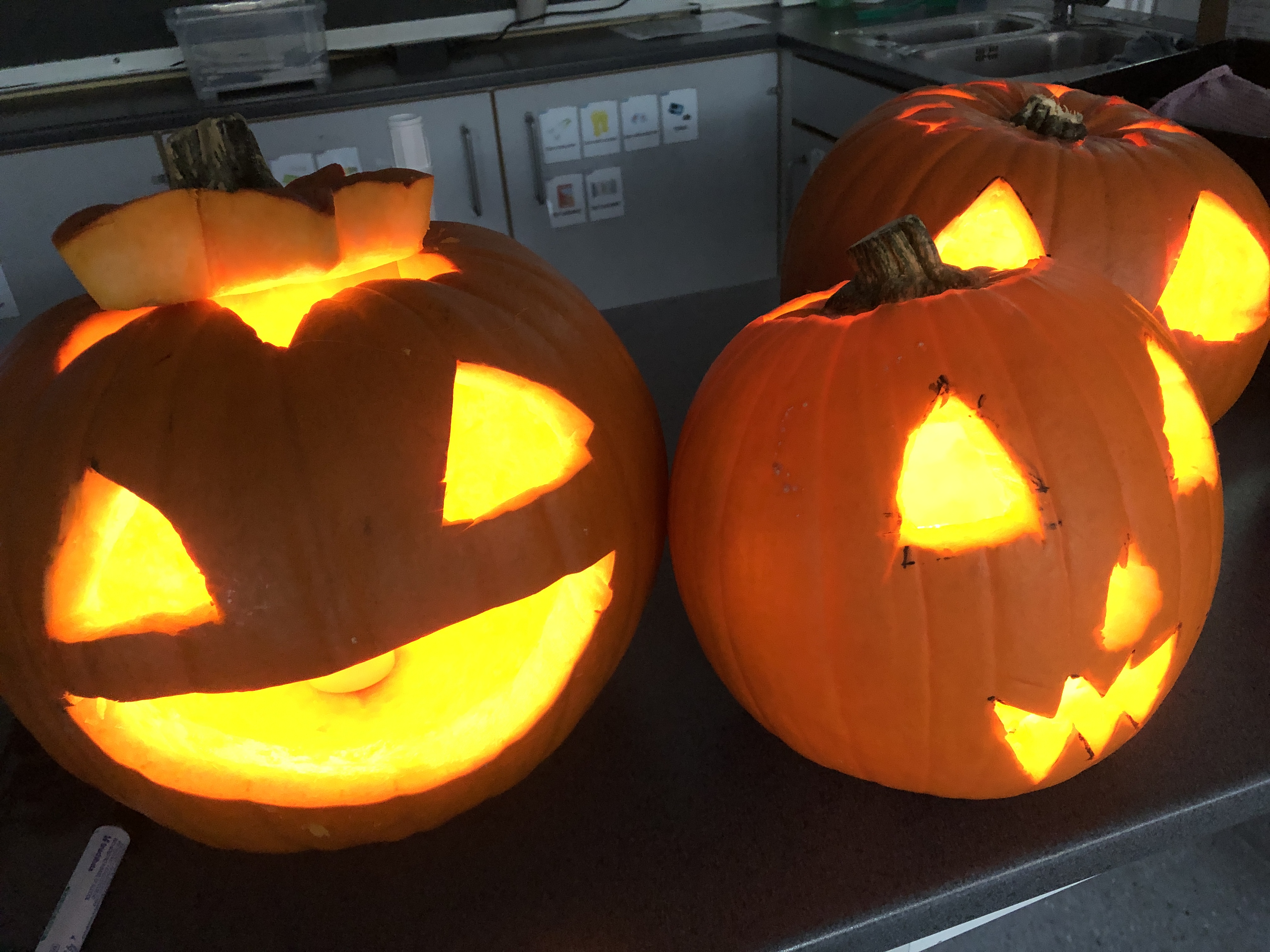 et par utskårne gresskar