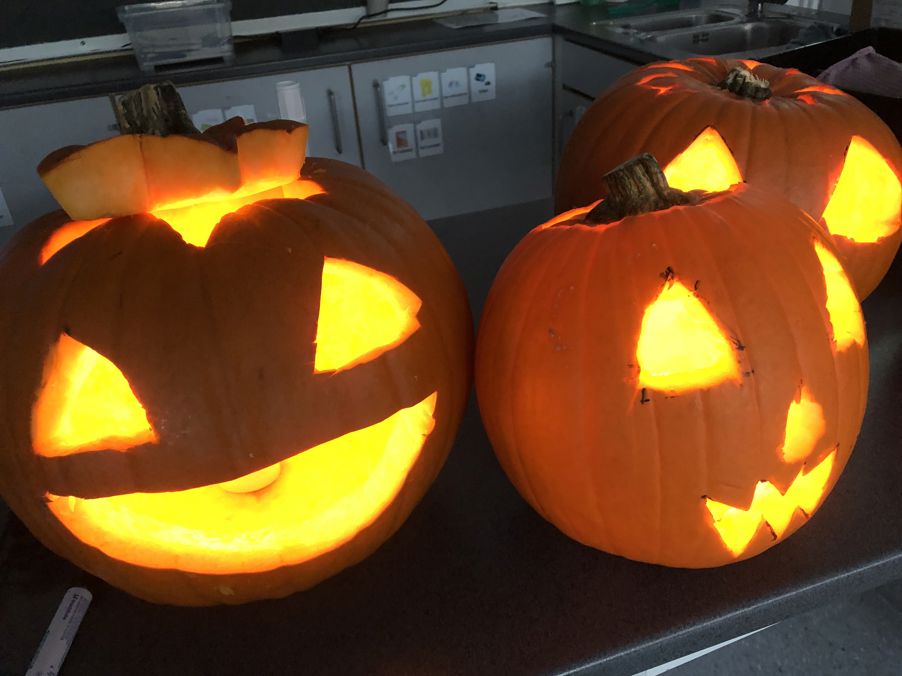 et par utskårne gresskar