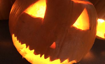 et utskåret gresskar med lys inni