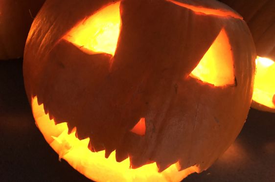 et utskåret gresskar med lys inni