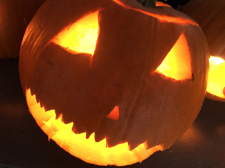 et utskåret gresskar med lys inni