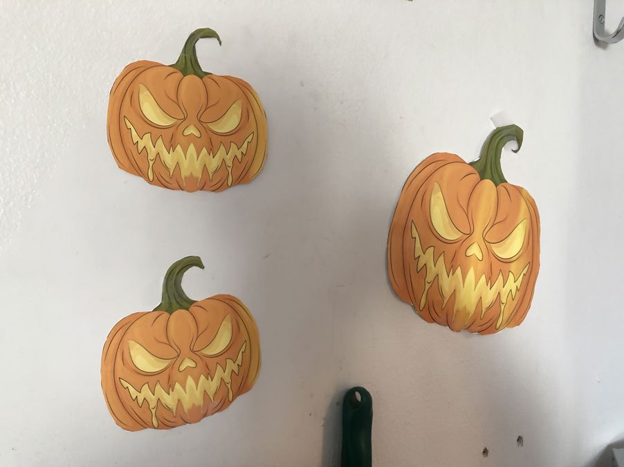 et par utskårne gresskar