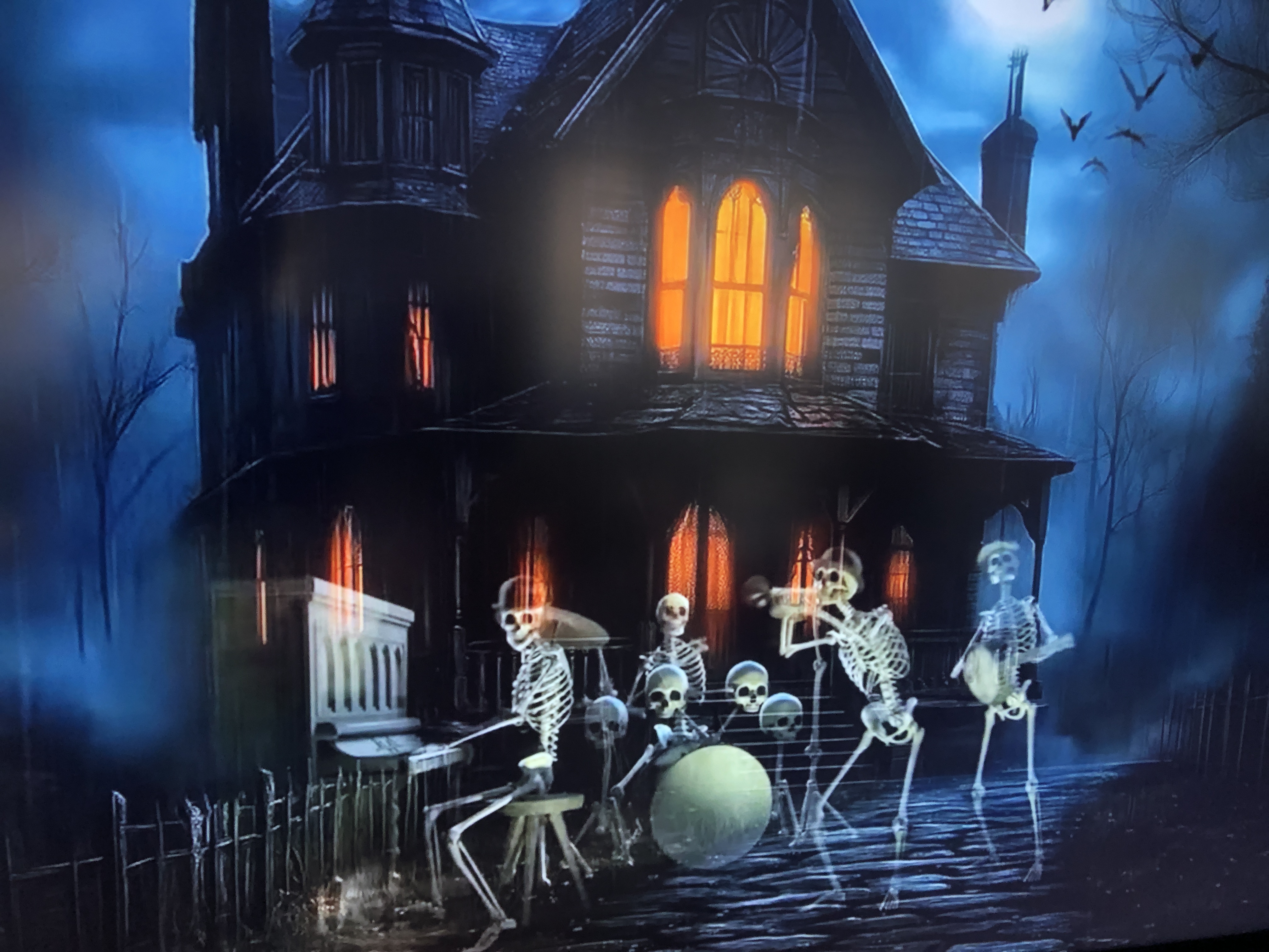 et hus med en gruppe mennesker på en scene foran det