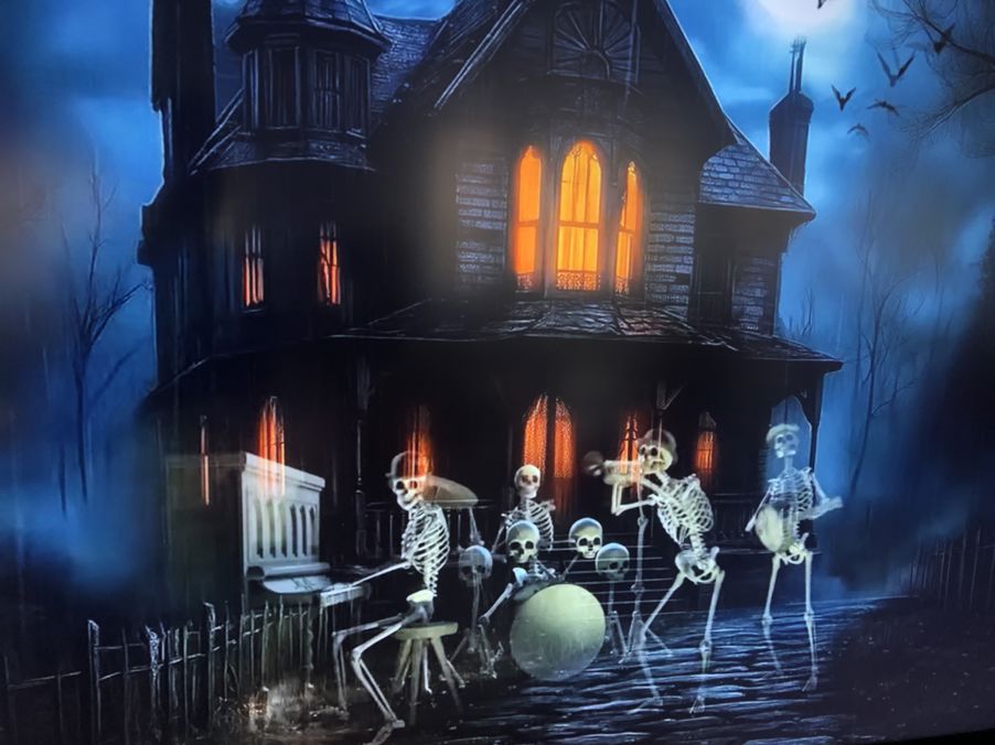 et hus med en gruppe mennesker på en scene foran det