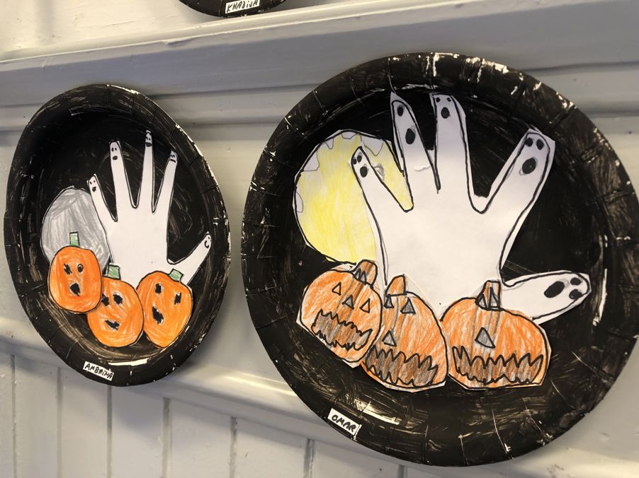 et par svarte og oransje tegneseriefigurer på en svart overflate