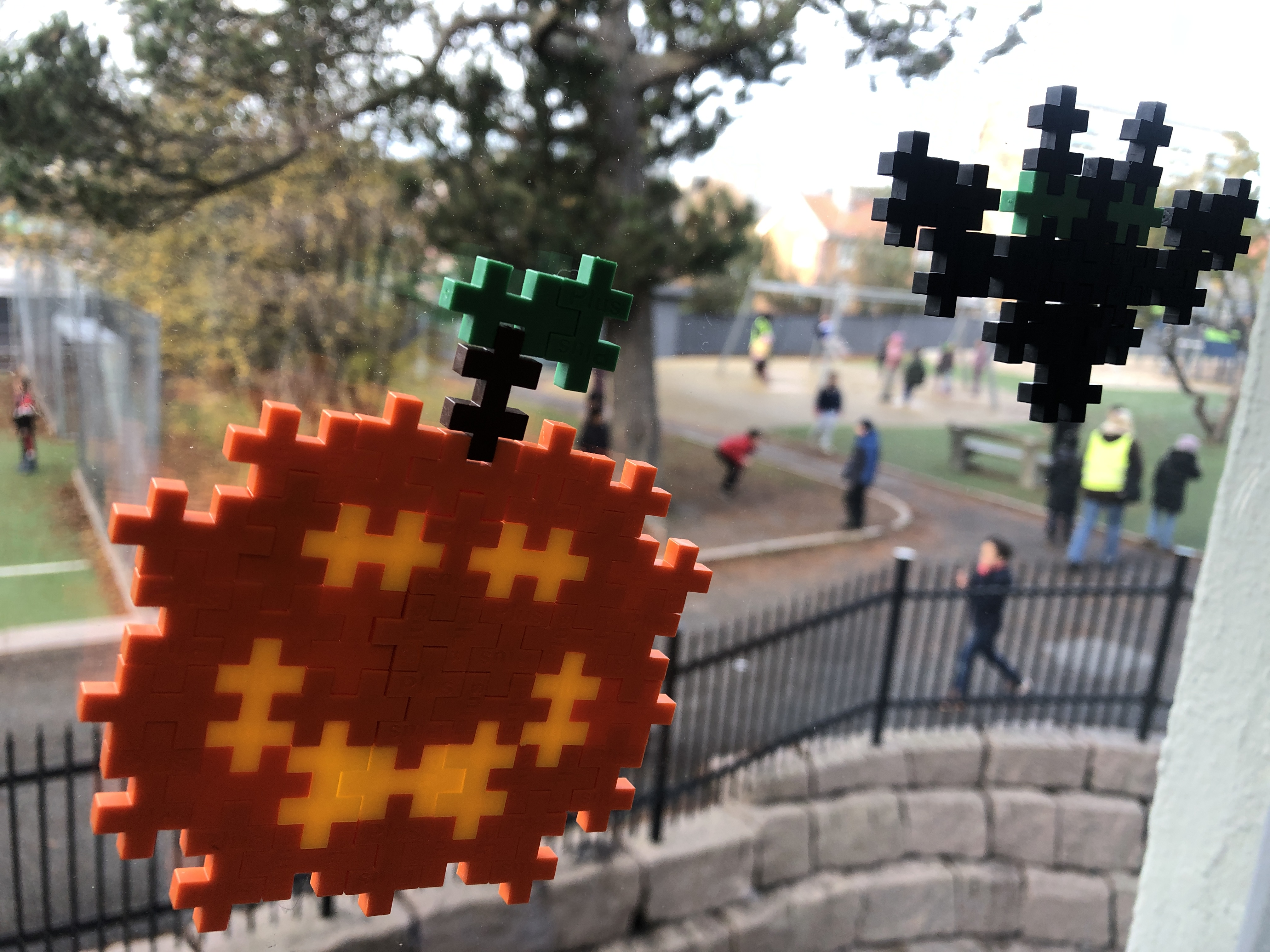 et skilt på en gate