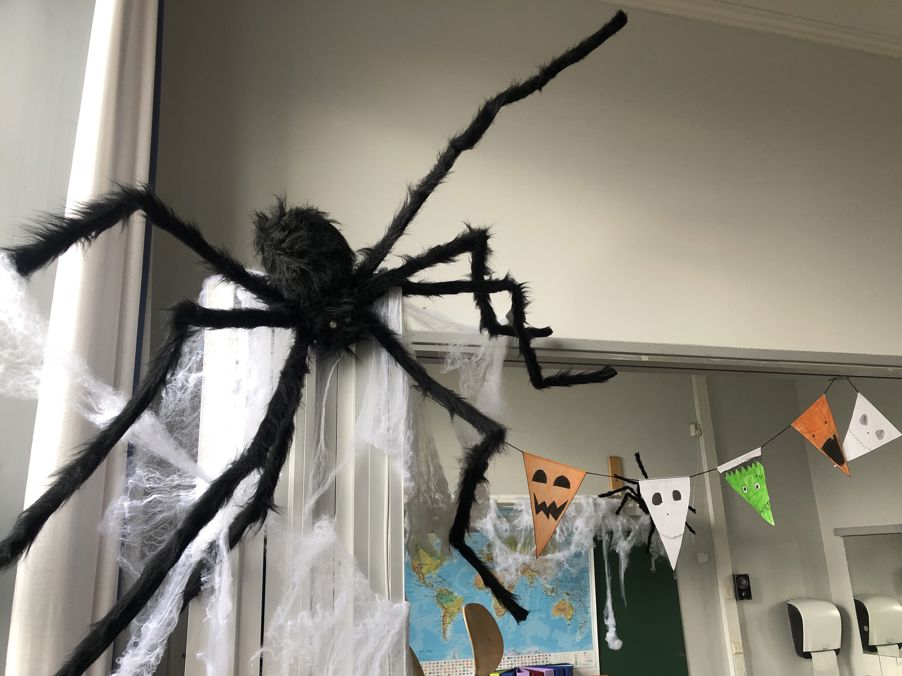 En øyenstikker på en pinne