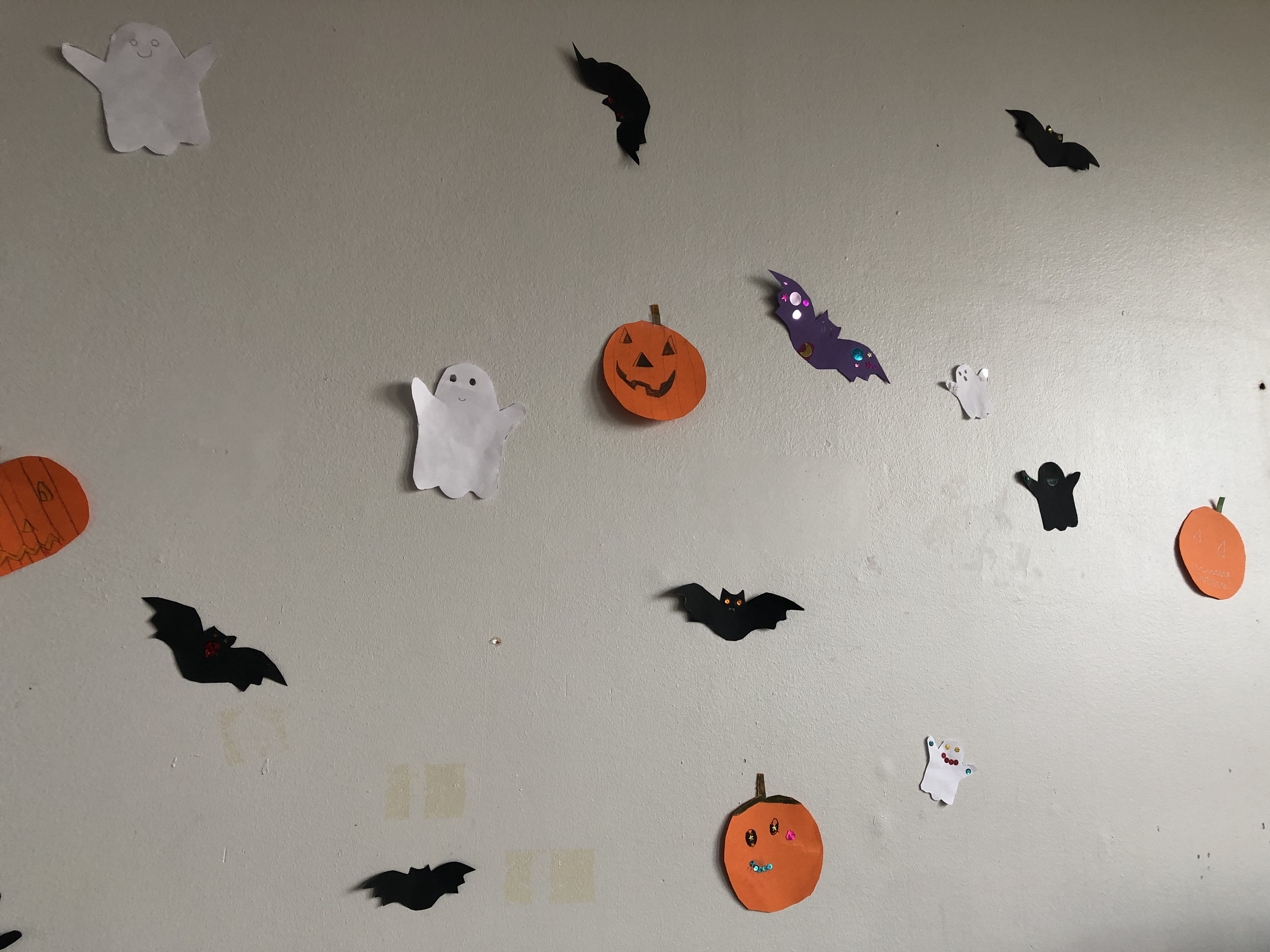 En gruppe svarte og oransje objekter