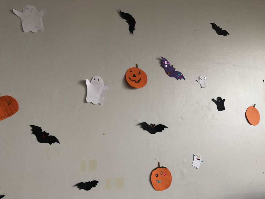 En gruppe svarte og oransje objekter