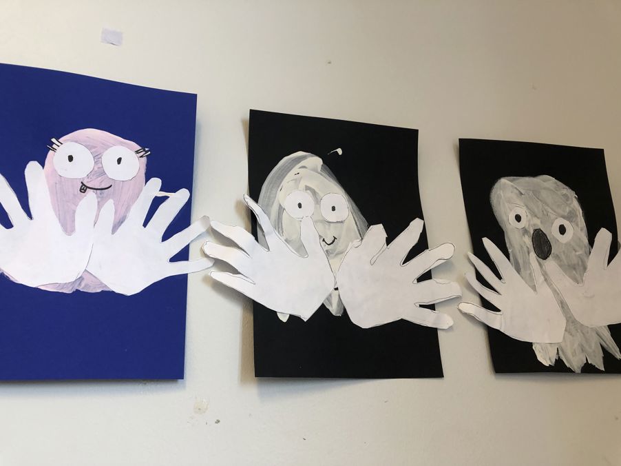 En gruppe tegninger på en hvit vegg